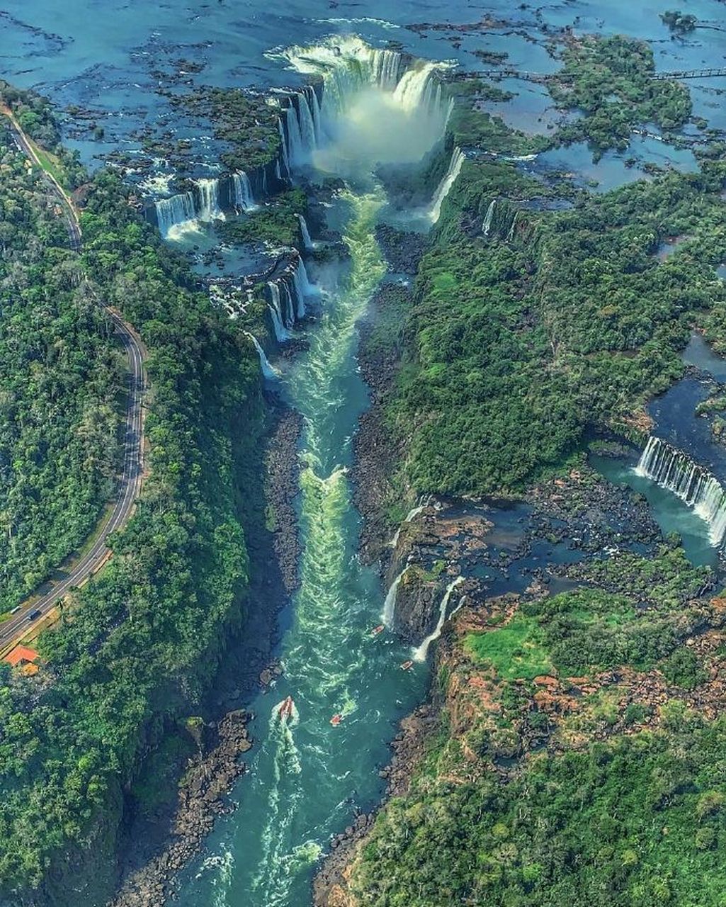 伊瓜苏瀑布,iguazu falls,位于巴西巴拉那州和阿根廷边界,由275股大小