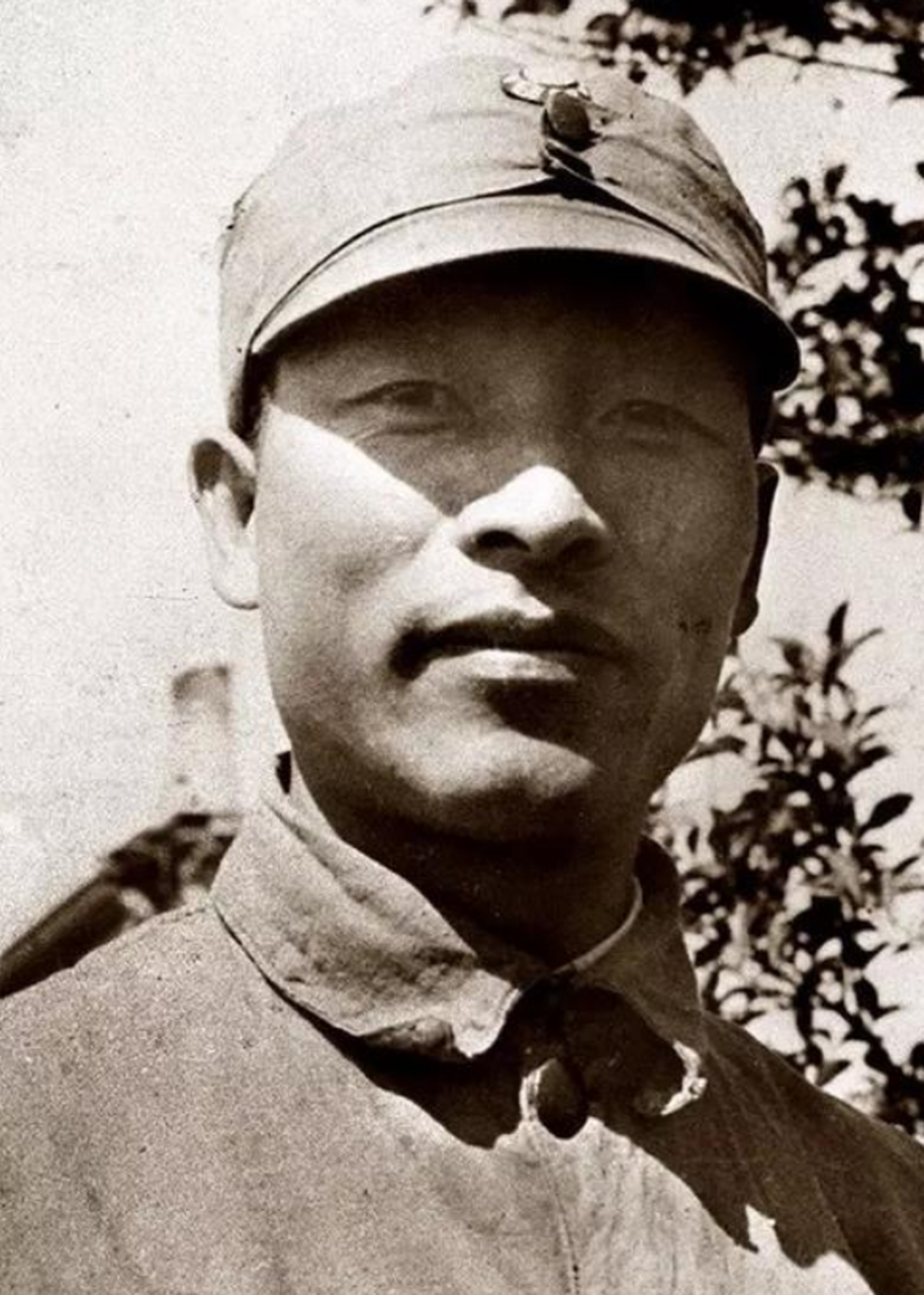 历史老照片: 彭雪枫将军和他的儿子彭小枫的一组照片.