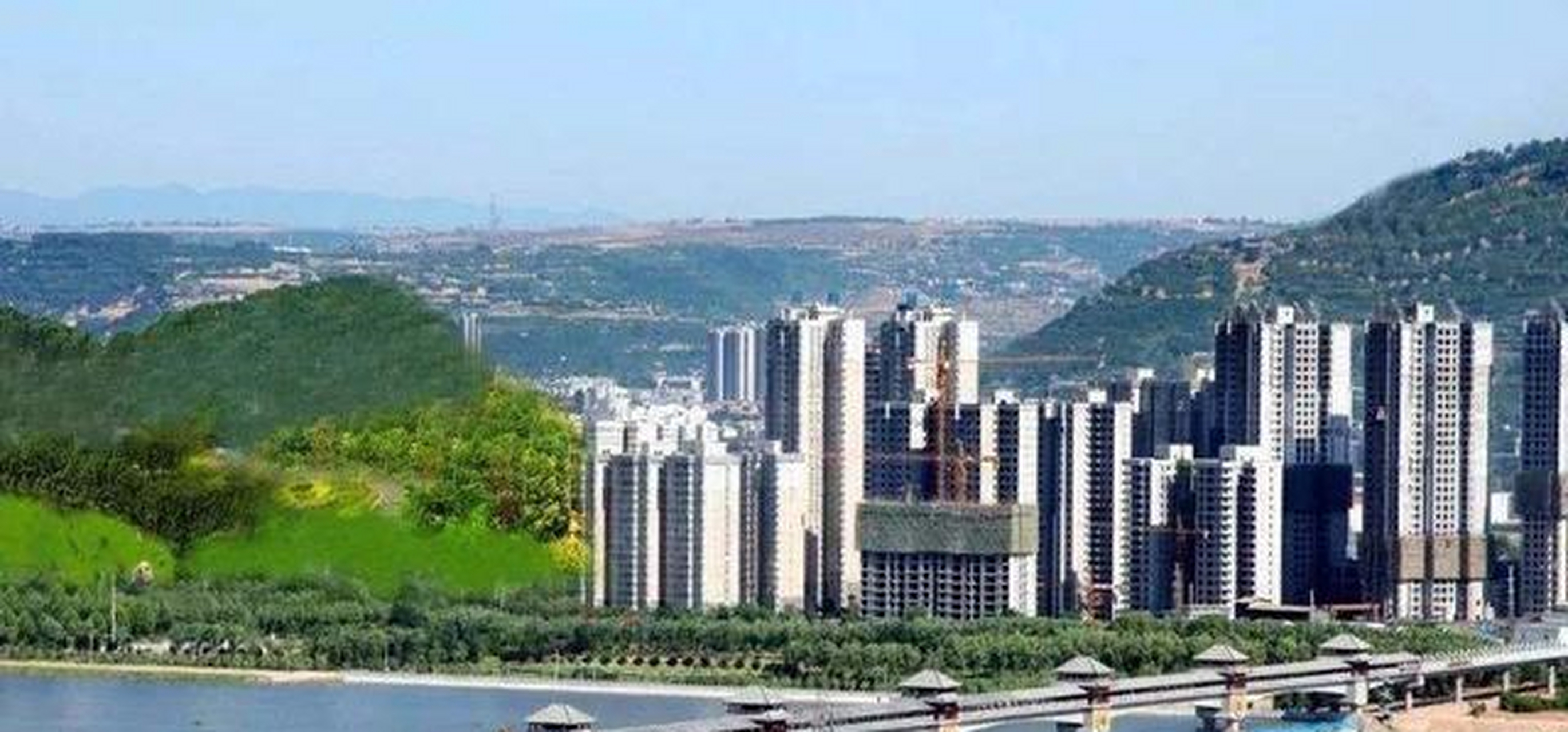 东岭村地处陕西省宝鸡市,该村面积为035平方千米,人口更是不到1000人