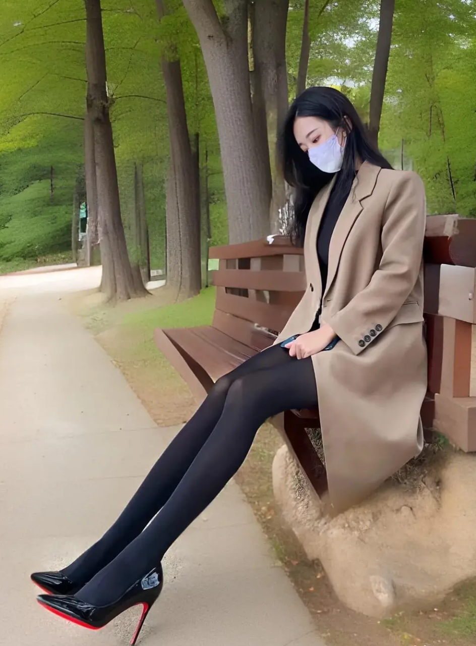 小姐姐黑丝别样性感,什么看都不会腻