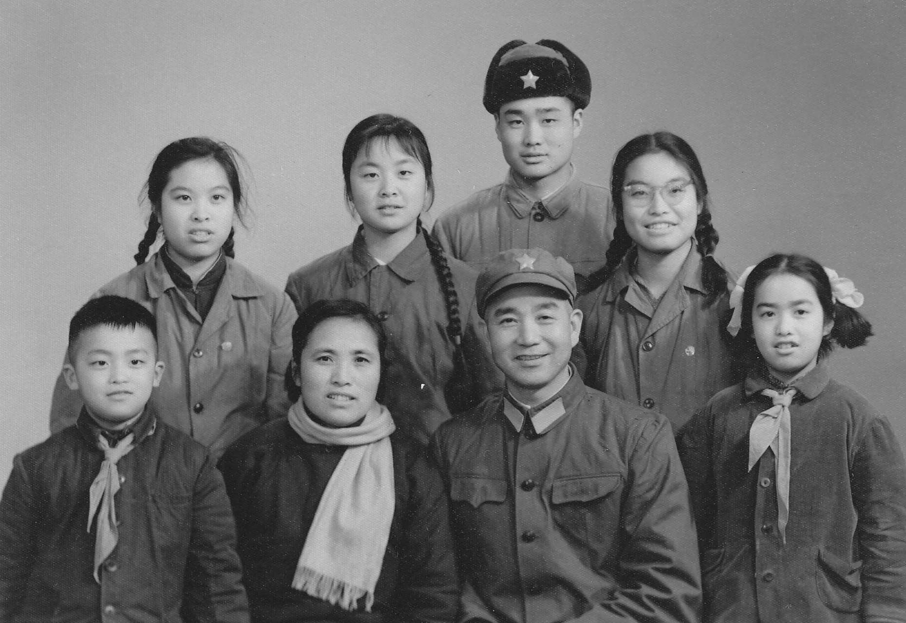 这是60年代,原西藏军区政委,任荣将军,一张珍贵的全家福,从照片中我们