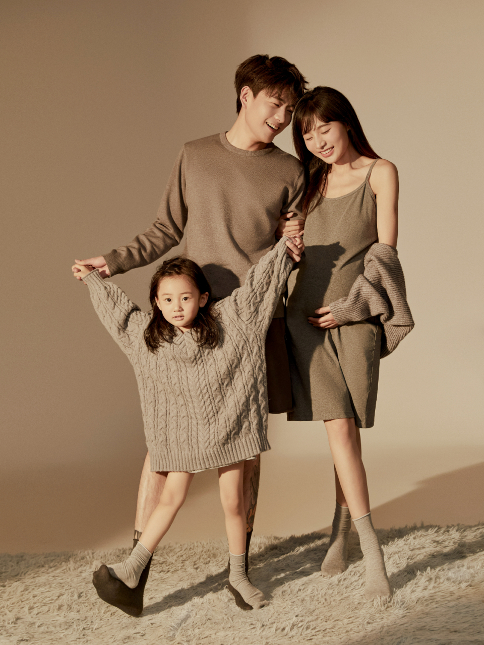 二胎孕妇的温馨亲子瞬间	  带上大宝一起来拍摄二胎孕亲照,感受家庭的