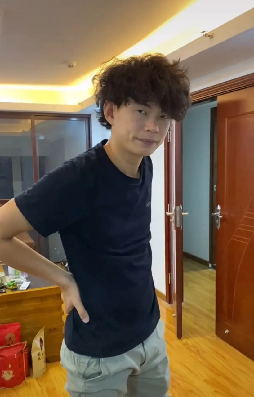 一小男孩写了一篇题目为《我的奇葩老爸》的作文,很多人看了小男孩写