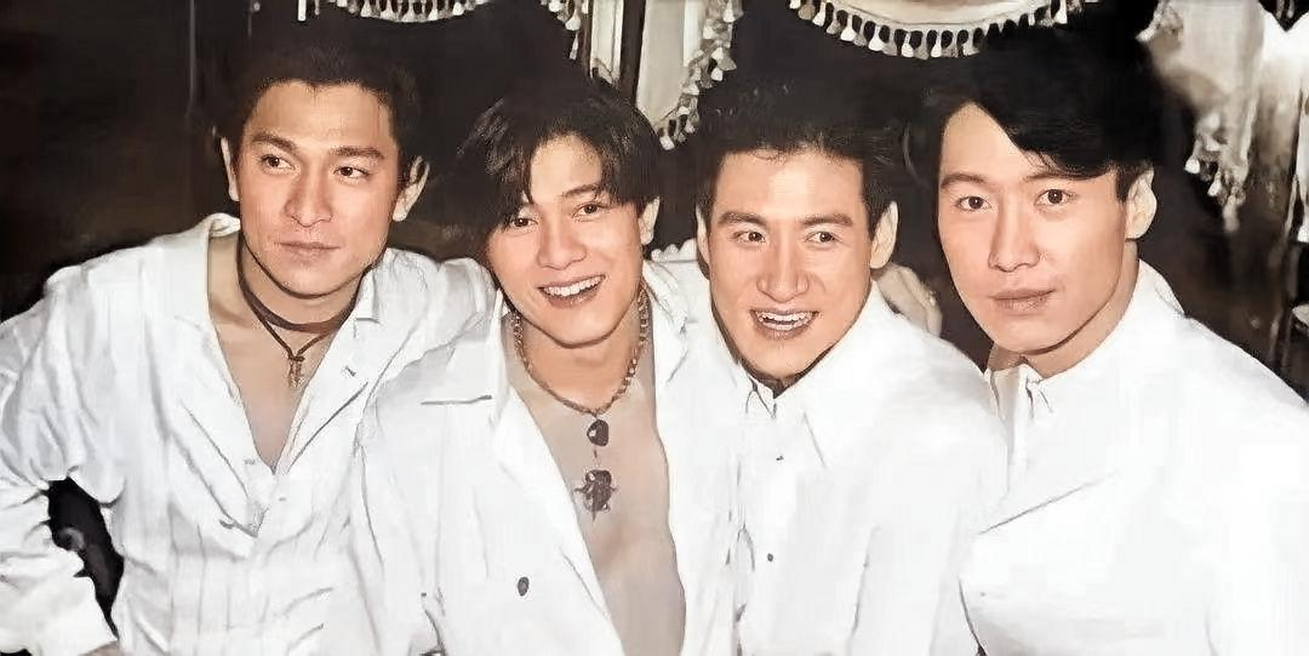 年轻时候的四大天王的帅气合影,照片中歌神张学友,舞王郭富城,影帝