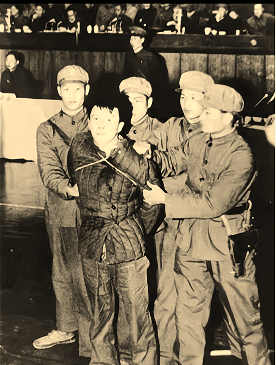 1979年,强奸一百多名女性的双胞胎兄弟"熊北平""熊紫平";他们在法庭上