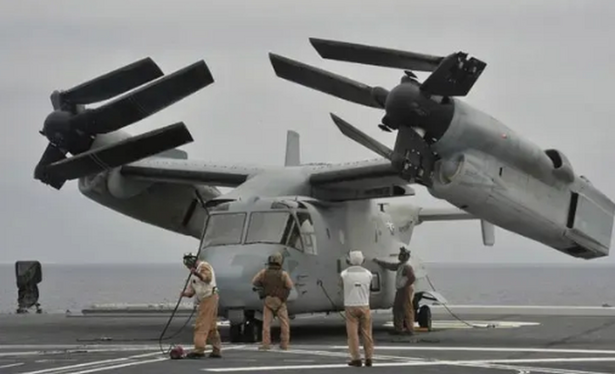 近年来,v-22"鱼鹰"倾旋翼飞机在军事界引起广泛关注,成为现代军事技术