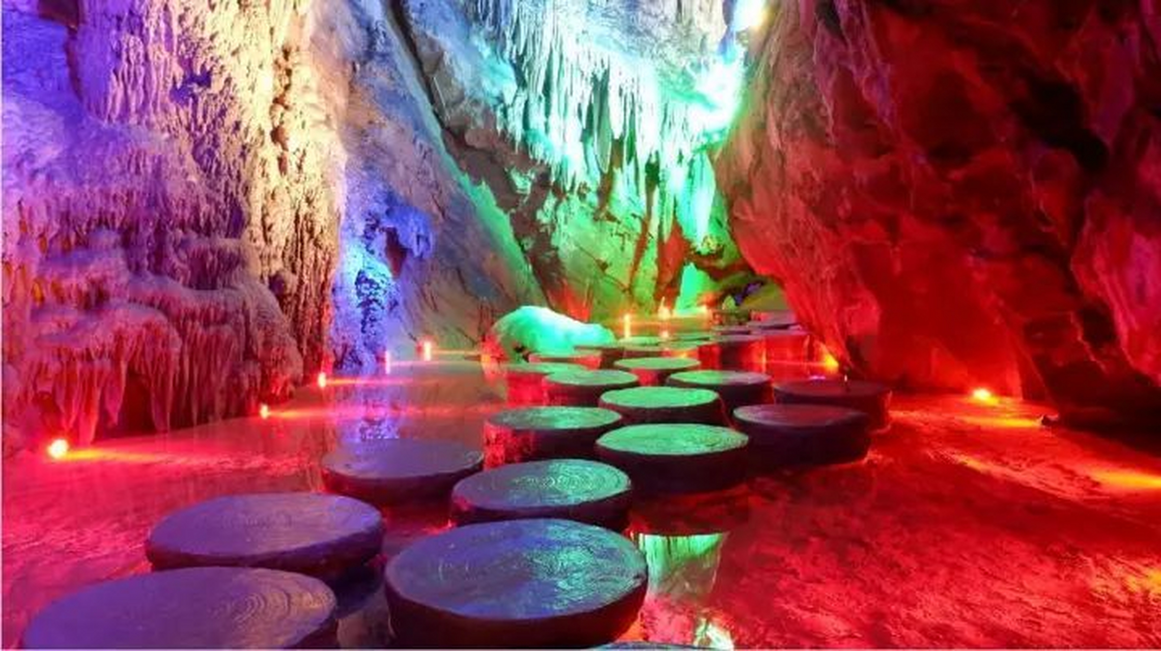 景区是喀斯特地形地貌的典型代表,由地上的哆啋苗岭和地下的大黑洞