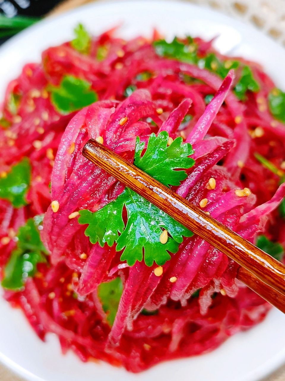 开胃爽口凉拌萝卜丝,好吃到爆 俗话说冬吃萝卜夏吃姜,今天分享一道超