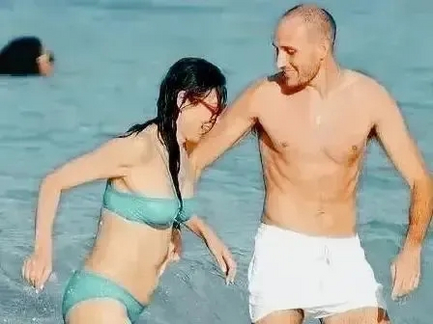 邓文迪真的很有魅力, 早前她和男朋友一起在海边戏水,照片中男朋友