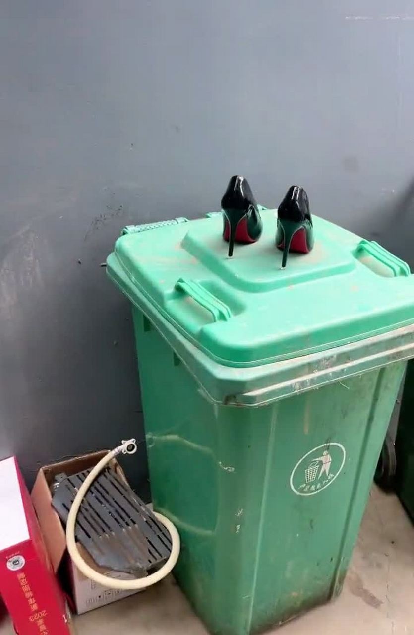 好好的高跟鞋和丝袜,为什么要扔掉呢? 感觉好可惜啊![滑稽]