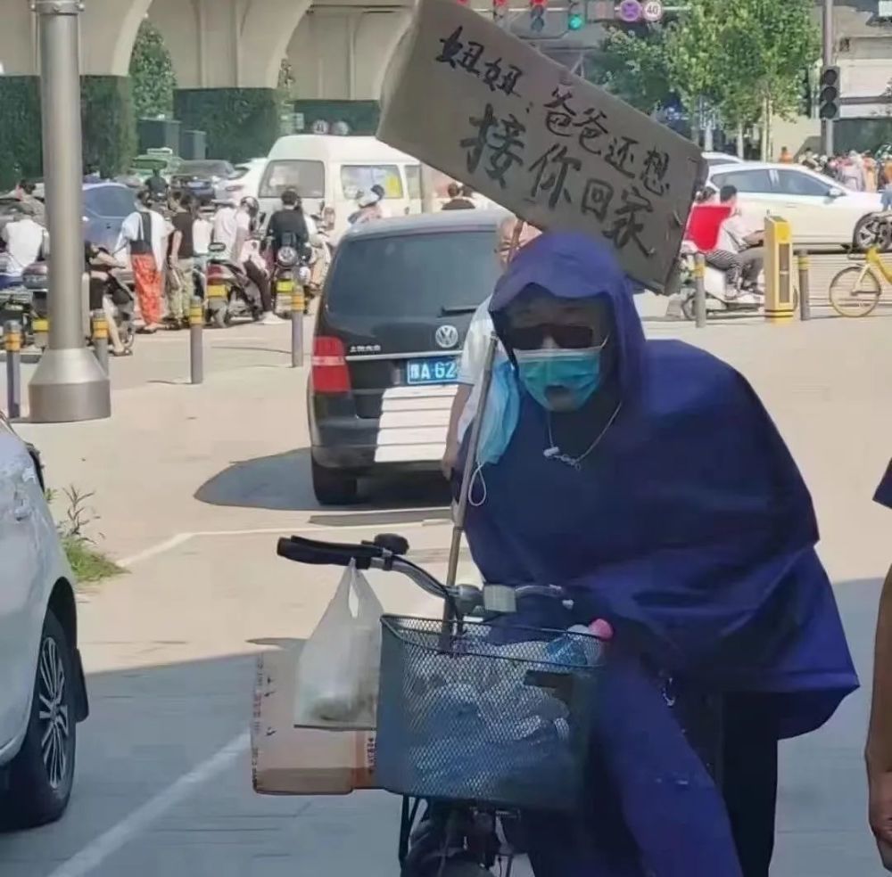 "妞妞,爸爸还想接你回家",郑州地铁5号线沙口路入口,一位男子穿着雨衣