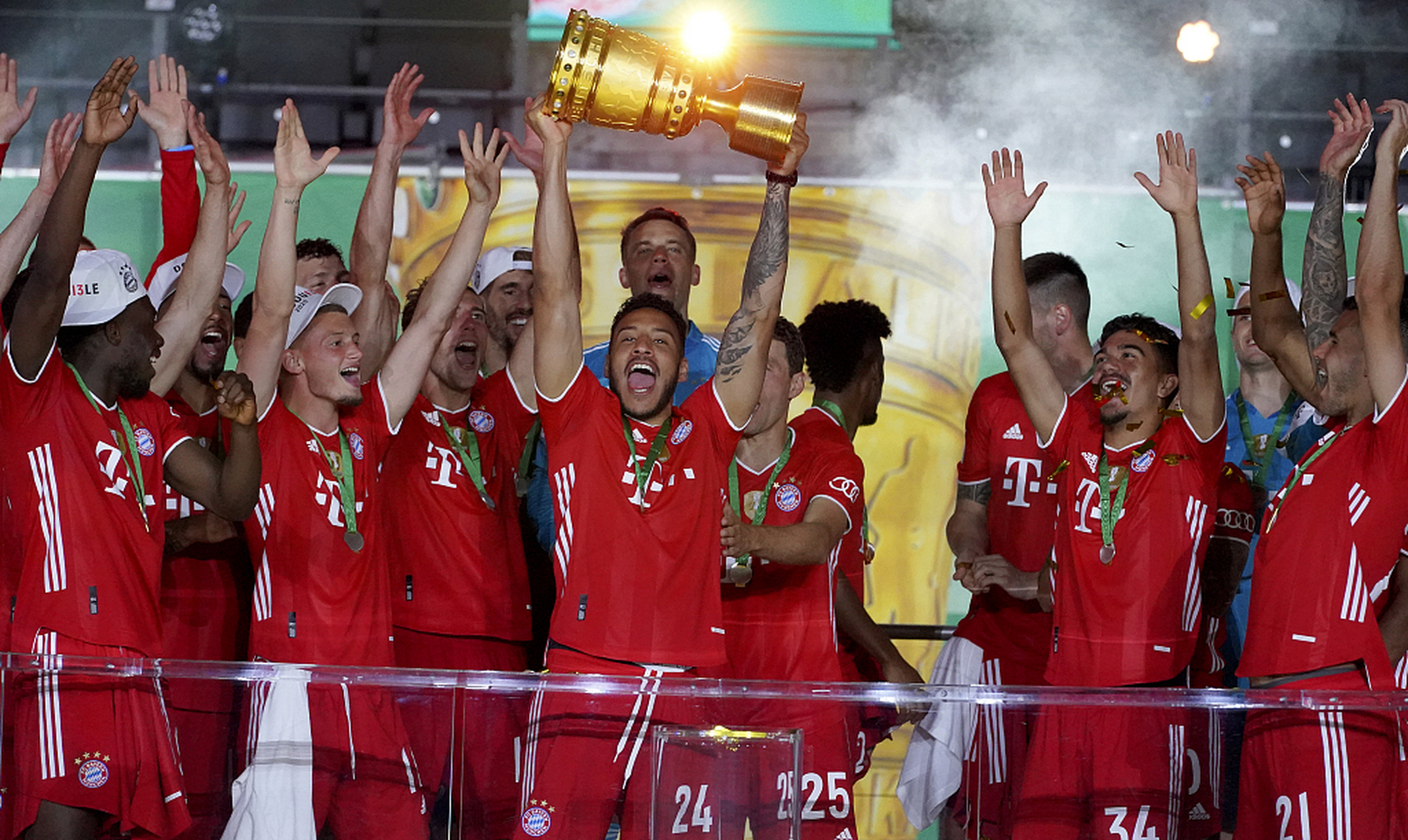 捧杯!莱万世界波助拜仁德国杯再夺冠!