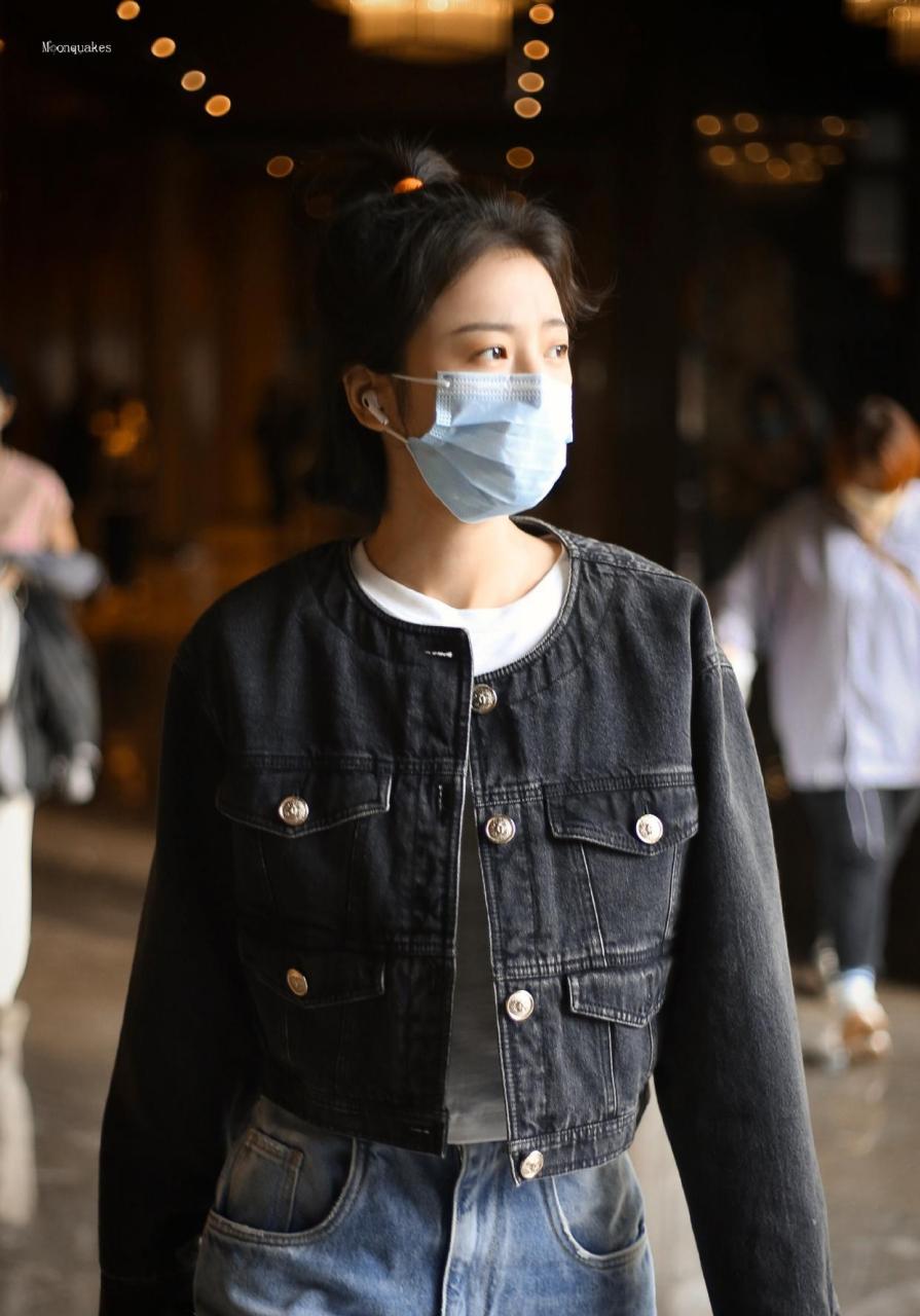 周雨彤上班私服穿搭 黑色牛仔短款夹克外套内搭白色t恤,蓝色割裂设计