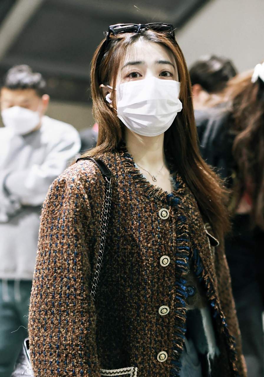 徐璐机场街拍,小香风外套隐隐露出小蛮腰