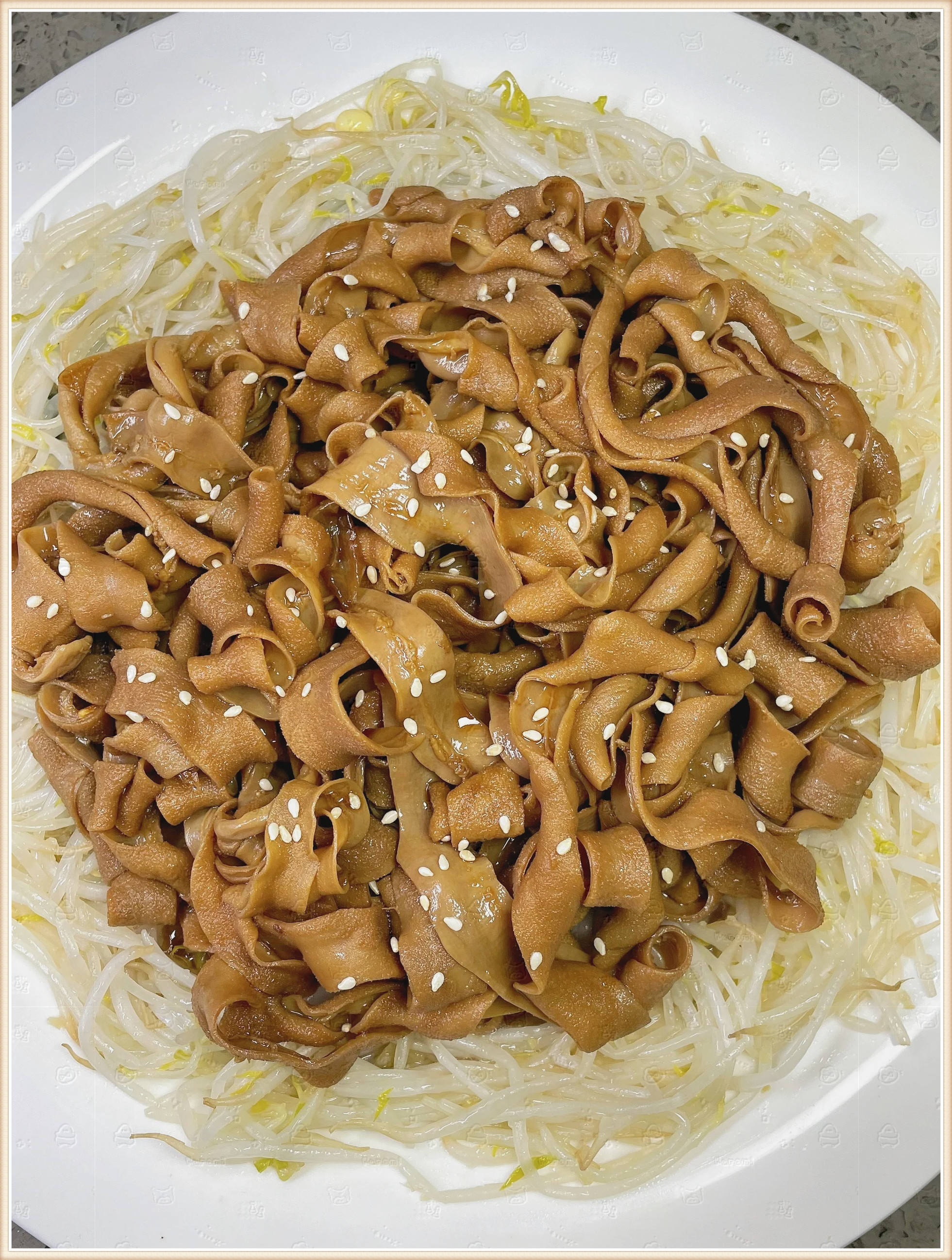 这道经典的粤菜将鹅肠与绿豆芽完美搭配豆芽吸满了浓郁的酱汁仿佛