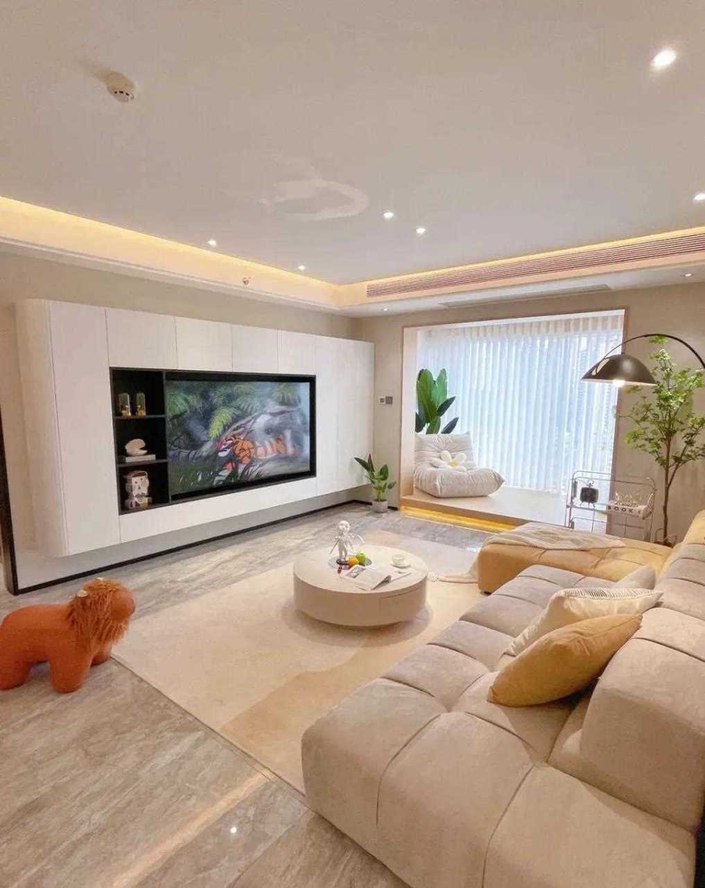 暖色系现代风装修客厅采用无主灯设计米咖色沙发搭配浅色系地毯和茶几