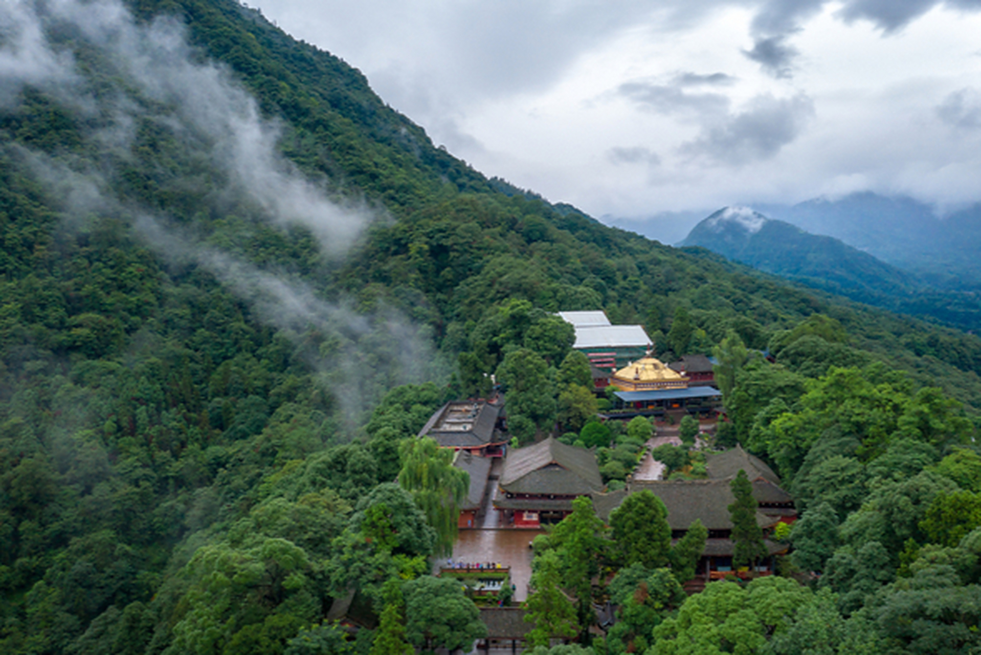 清夏之美就藏在峨眉山的半山之中,当你徒步走在平均气温21℃,海坝从