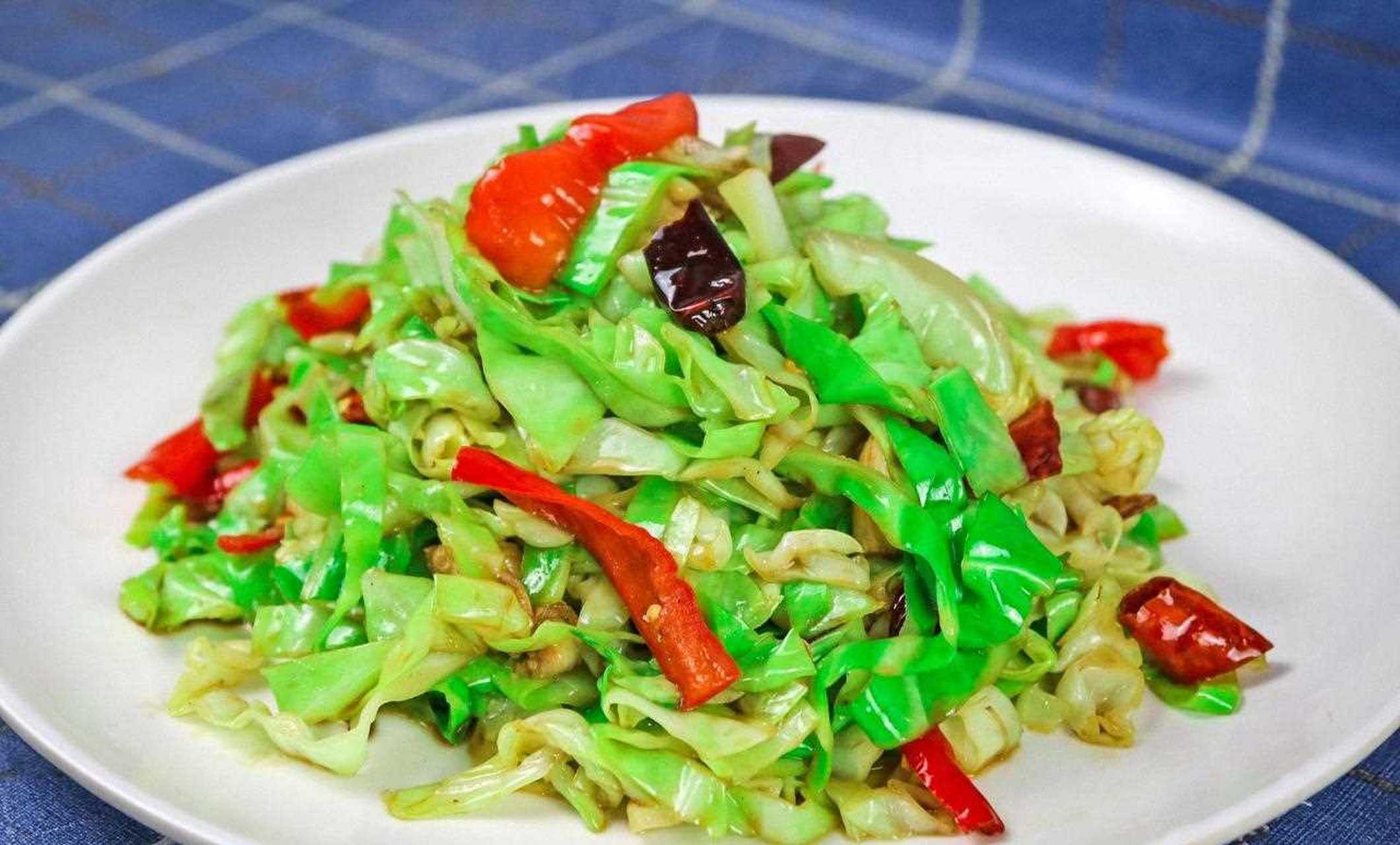 大厨教你做道"炝炒包菜",学会这一招,香辣脆爽又入味,收藏了,观看详细