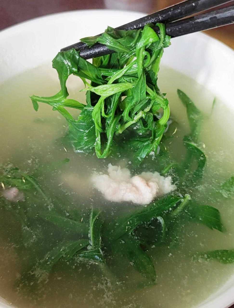 早晨,客家艾叶猪肉汤,清冽高香,最适合打开这酷热的一天.  [委屈]