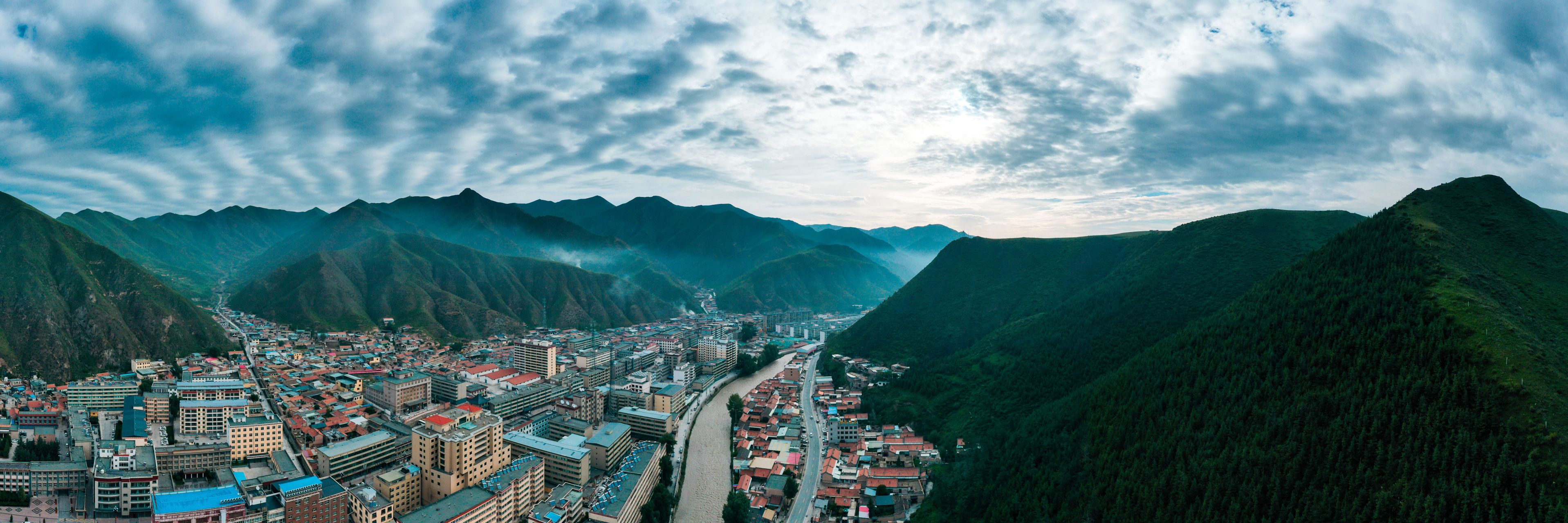 遇见好风景 航拍甘南藏族自治州夏河县全景图,时间:2020年7月8日