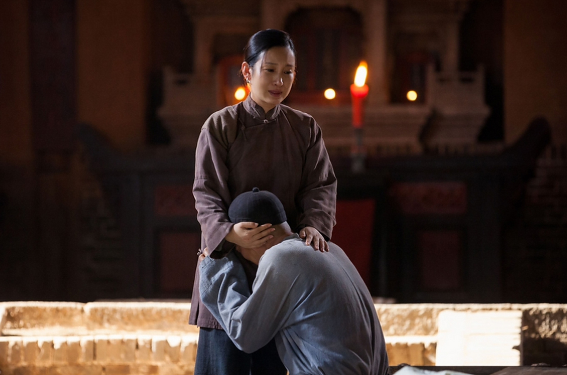 新婚之夜,正当白嘉轩想要和仙草亲热的时候,突然看到媳妇的身上系着六