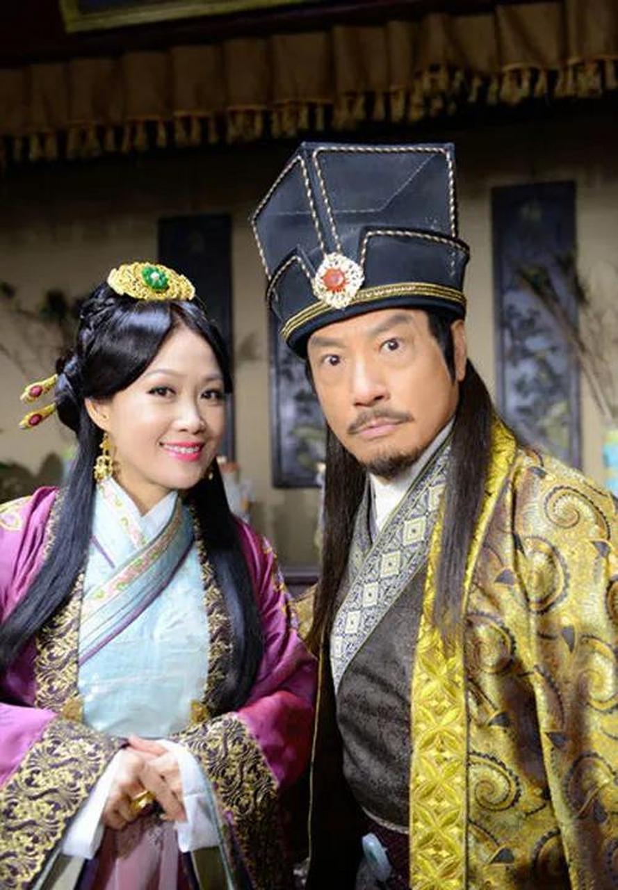 古时,一位木匠为一户财主家做家具,约定好交付100两黄金.