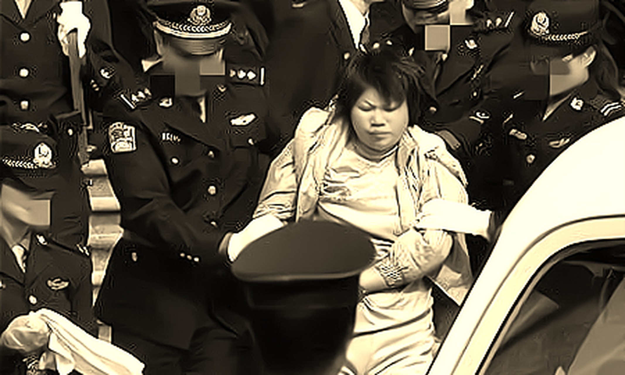 某地看守所门口  一名女罪犯被五花大绑,即将被押上囚车前往刑场执行