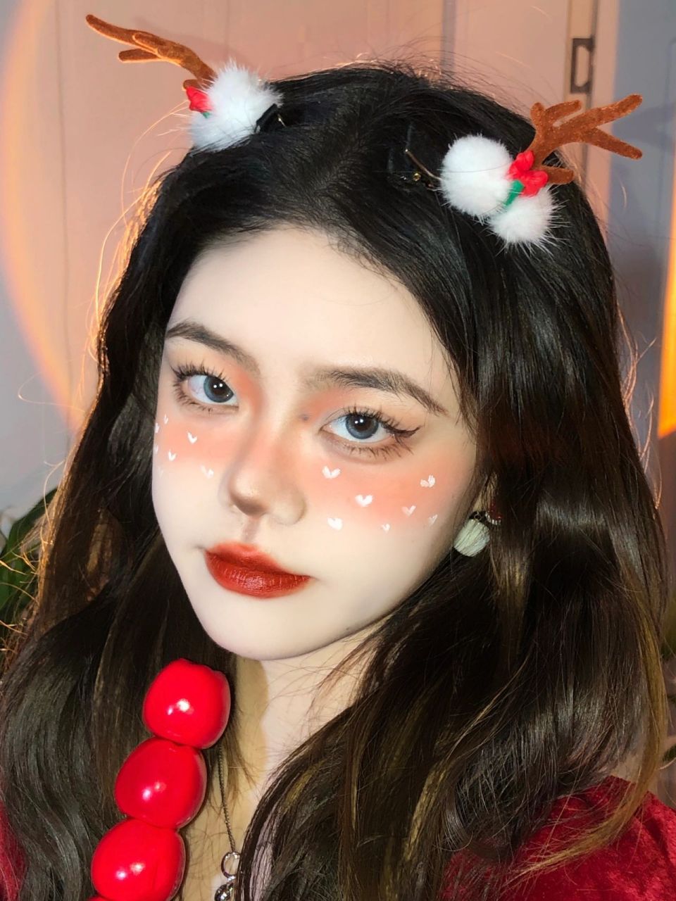 整体妆容偏橘色  腮红下手一定要重 用棕色眼影画鼻头也是一定要滴.