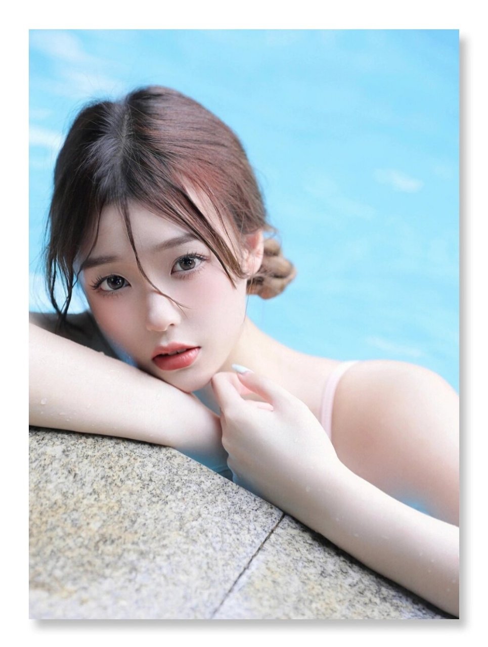 在夏日结束前去拍照吧  在泳池边大拍特拍 泳装是粉色紧身的 蓝白结合