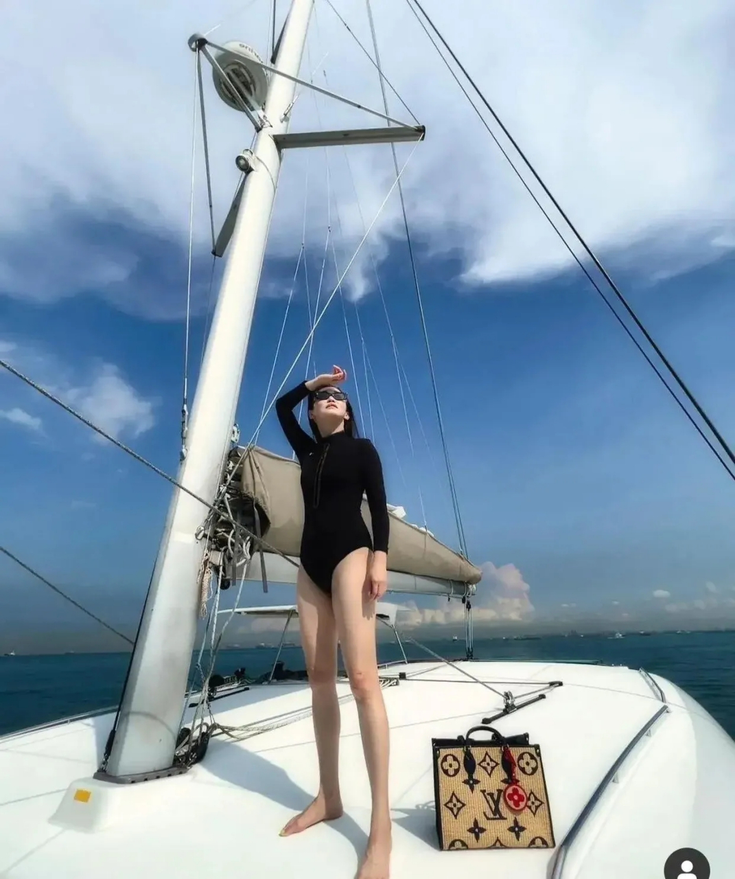 范文芳,年近50依然是少女般的身材,一款连体泳衣穿出一米八的大长腿