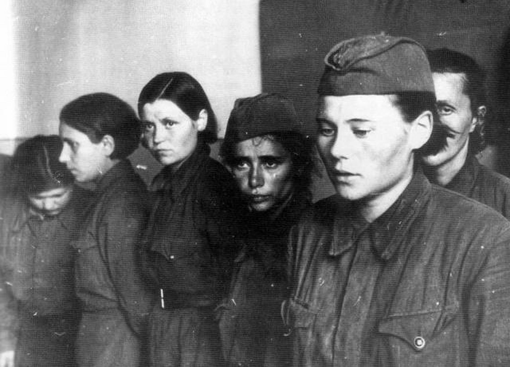 1942年,一名被德军绞杀的苏联女兵,画面中的这位女战士,已经离开了