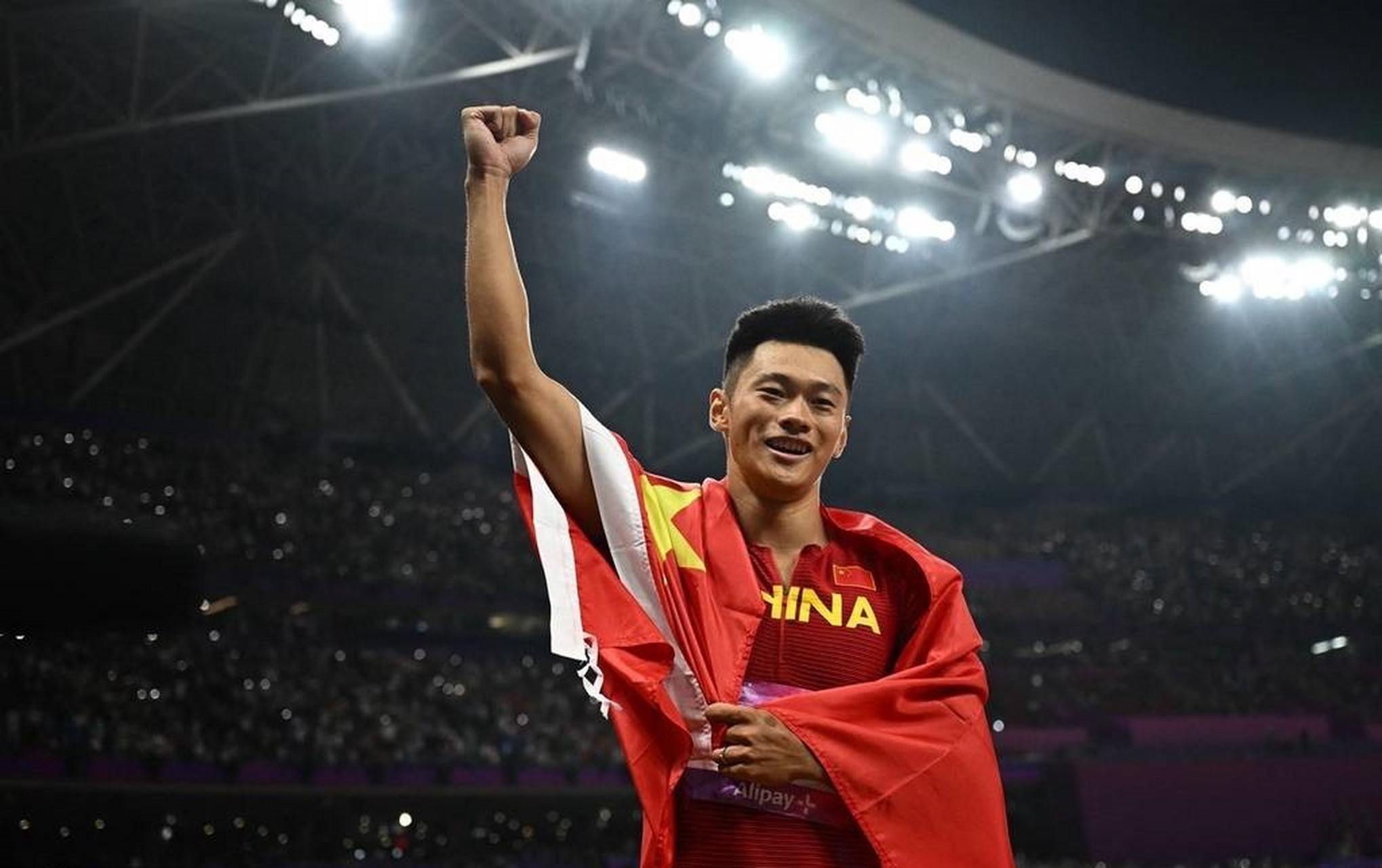 本届杭州亚运会男子100米的比赛中,中国名将谢震业以9秒97的成绩,追平