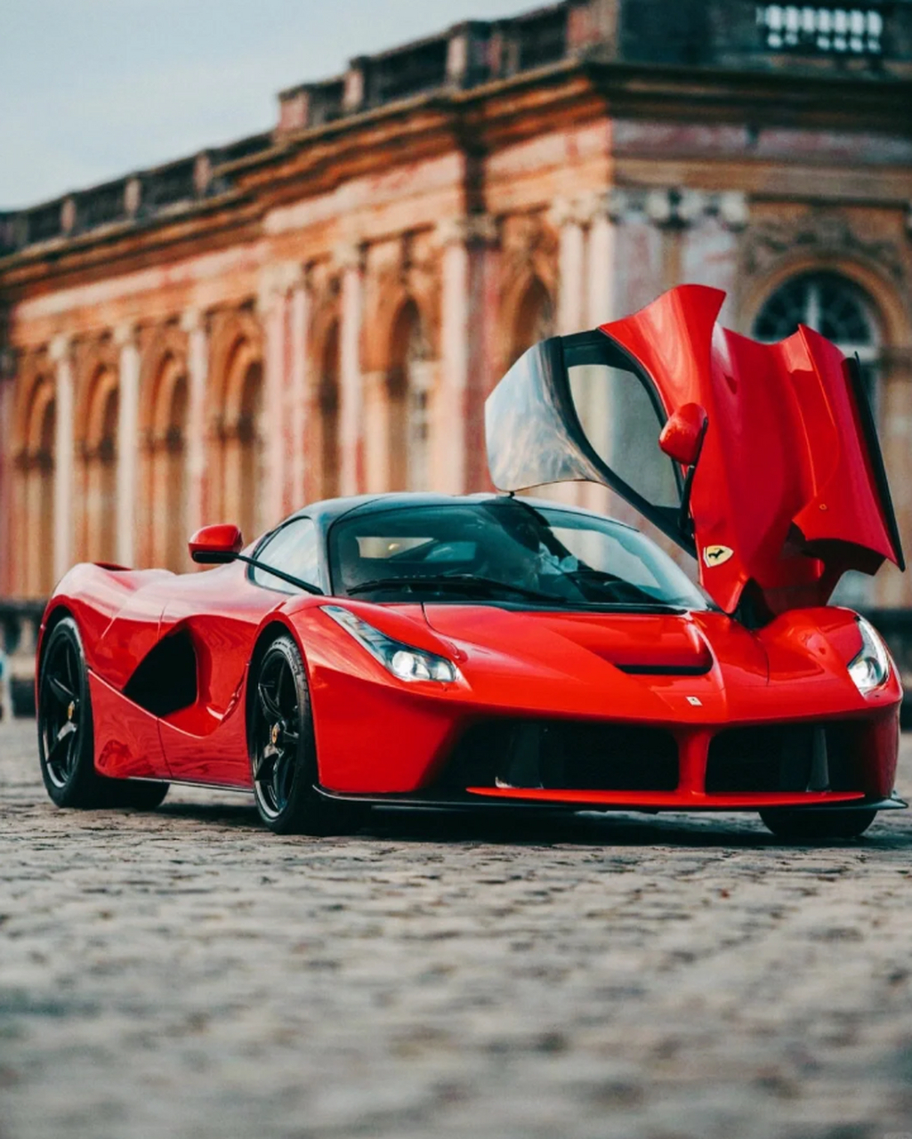 今日分享:震撼车坛的三大神车之首——法拉利 拉法诞生于2013年,凭借