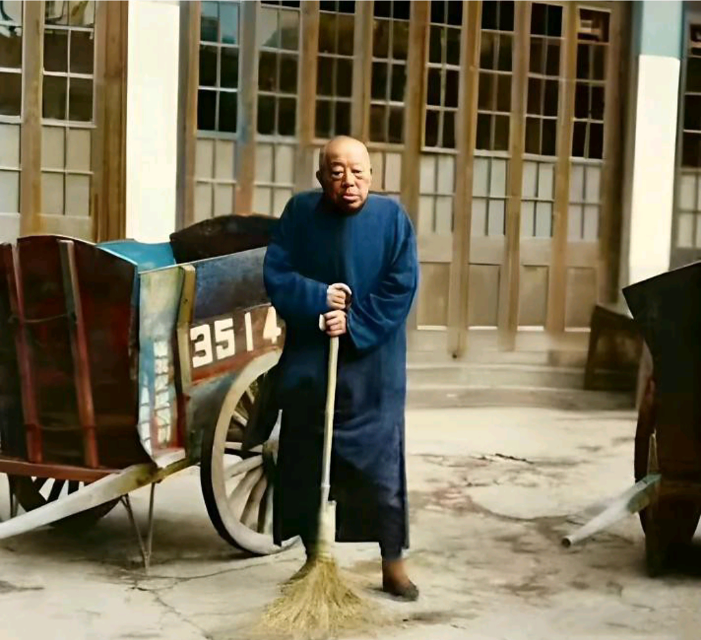 1951年,正在扫大街的黄金荣,当时这张图片被多家报刊转载.