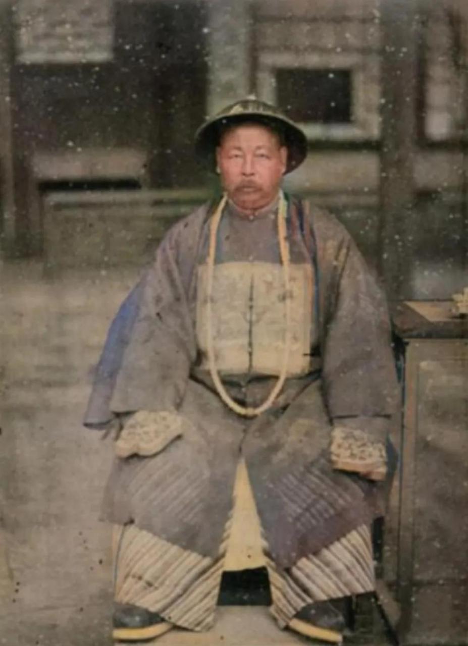 这是一张珍贵的彩照,照片中的人物是著名的清朝将领左宗棠.