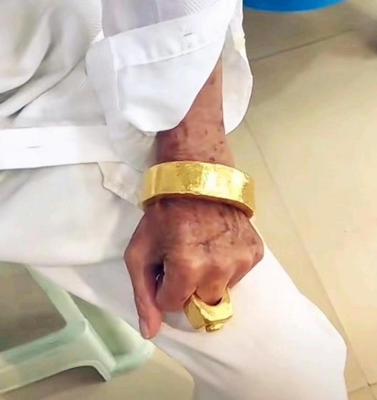 这个大爷真的是财大气粗,一般人根本买不起金手镯 #百家号星火计划