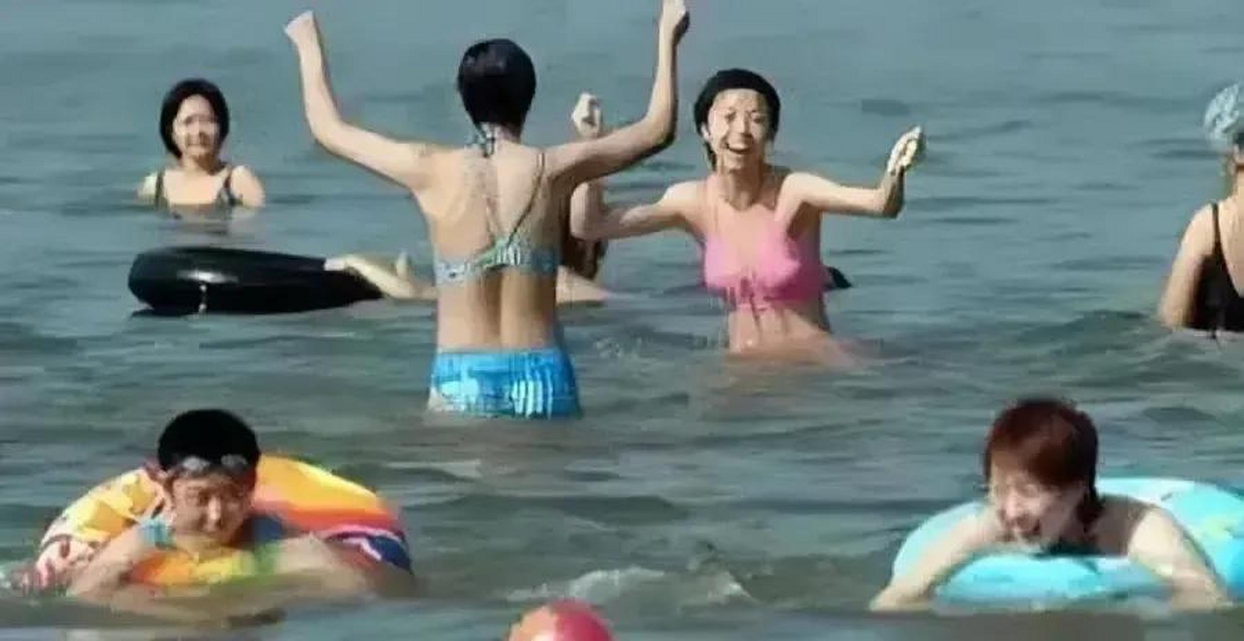 gif创作人# 张怡宁早期罕见三点式泳装,真想不到她竟是女队最大胆