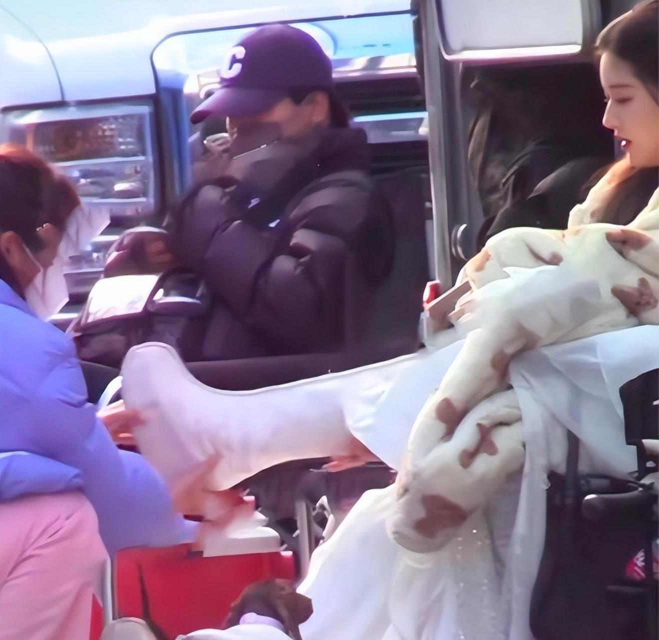 明星助理有多惨?跪地穿鞋举话筒,比古代的丫鬟还要低一等