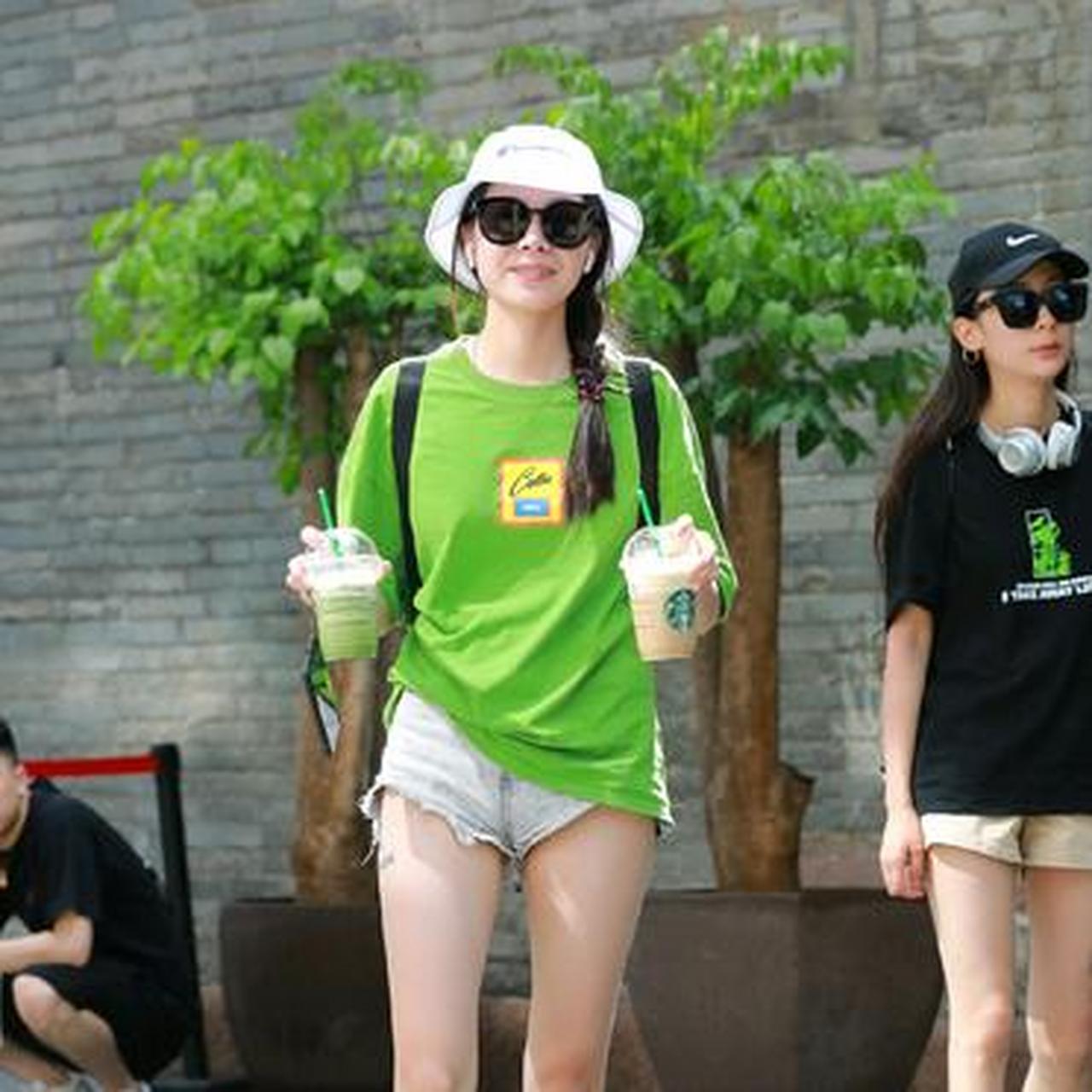 时尚丨美妆丨穿搭丨潮流 时髦小姐姐身穿草绿色宽松t恤搭配牛仔短裤