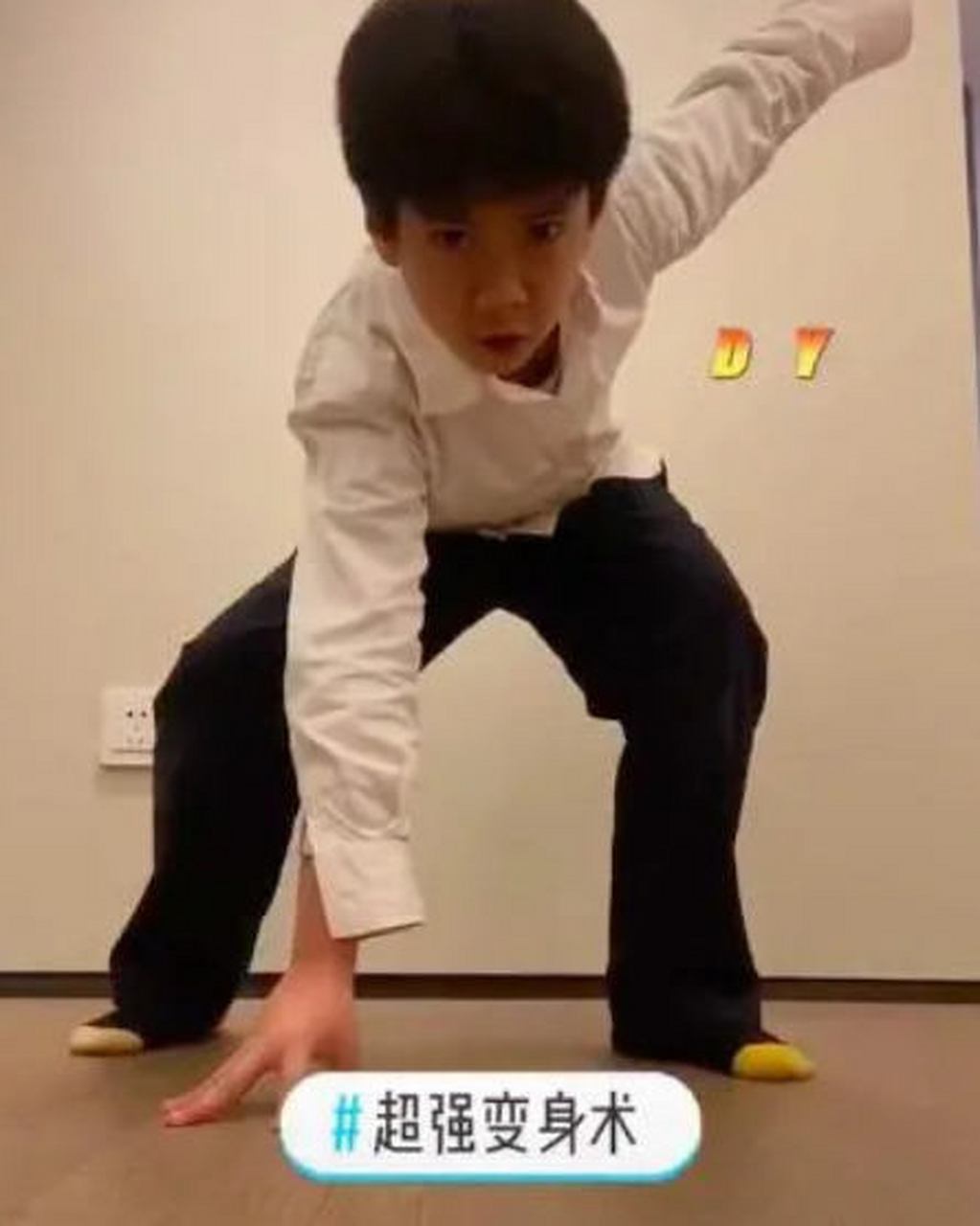 画面中,郑熙岳留着学生头,穿着简单,一双大长腿抢镜十足,个子瘦高.