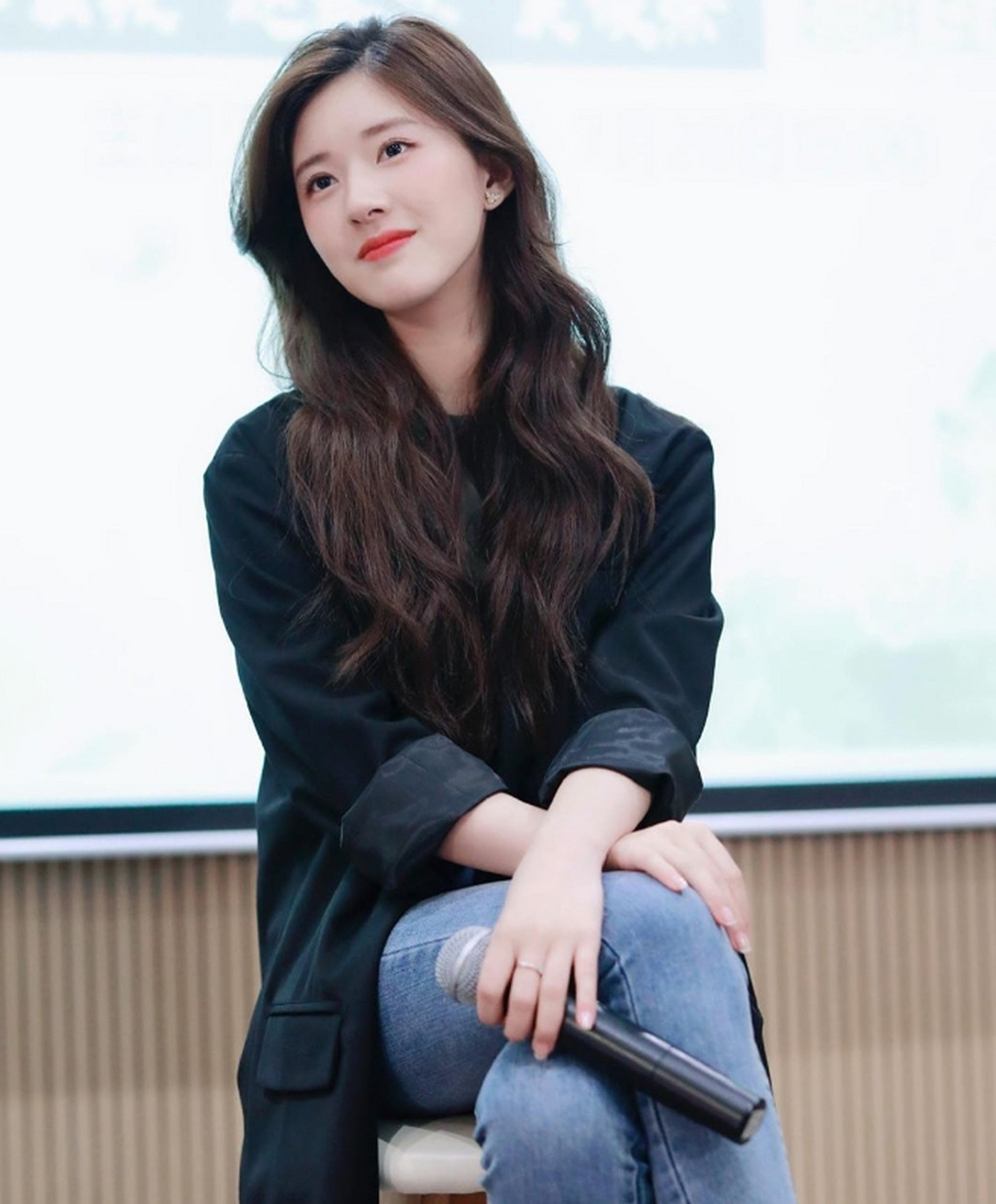 调皮灵动,清纯唯美的#赵露思# 青春靓丽,笑容甜美,纤瘦身材,亭亭玉立