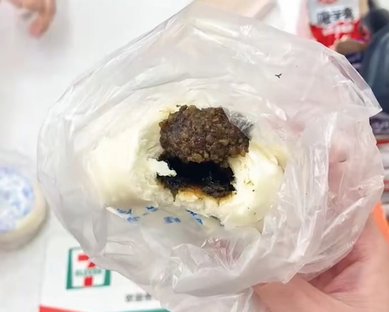 顾客称7xx便利店包子吃出淋巴肉,河南郑州一顾客称在某7xx便利店购买