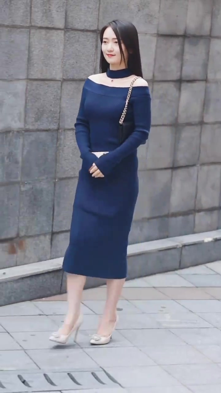 深蓝色长款针织连衣裙搭配米色高跟鞋,小姐姐时尚又甜美