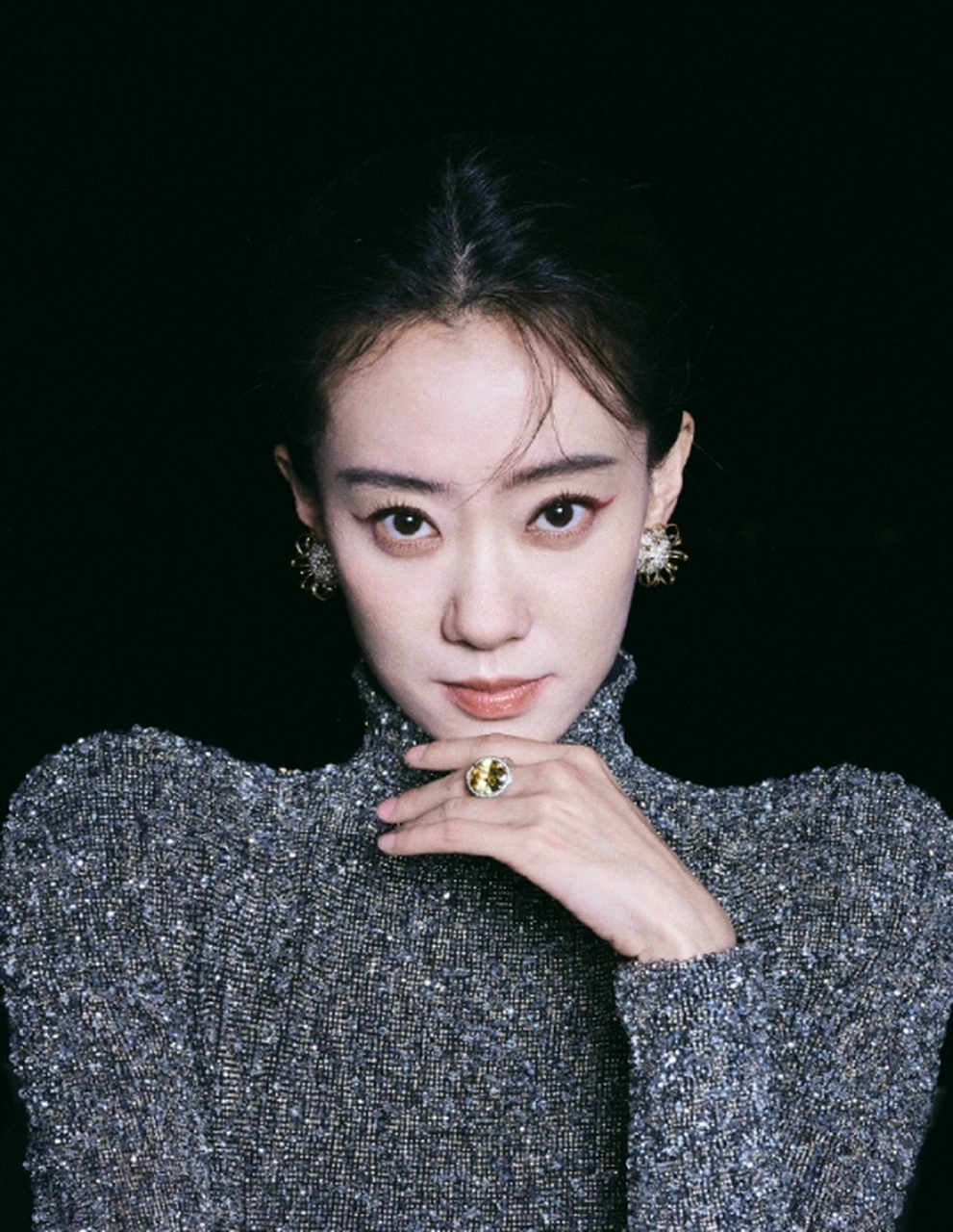 近日,张小斐在活动中以一袭垫肩碎钻长裙亮相,尽显复仇大女主风范.