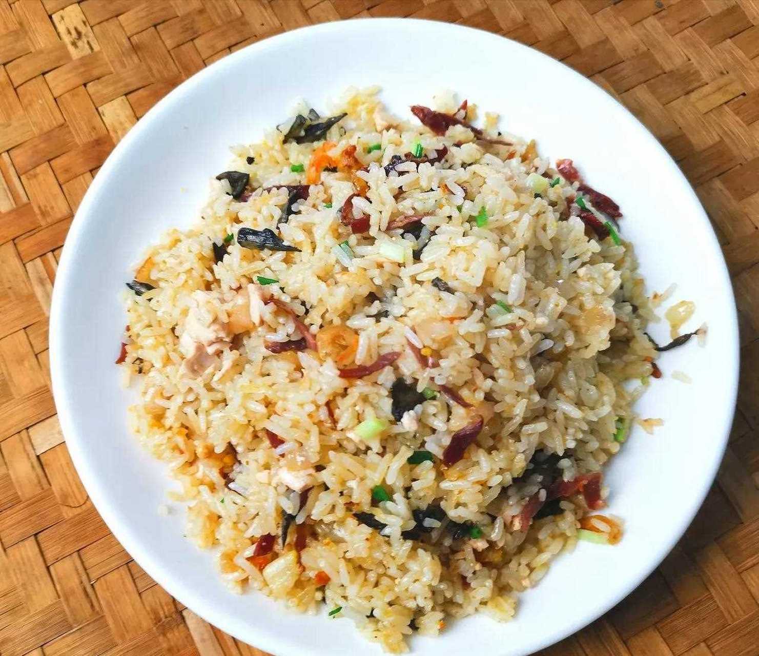 今天午饭在家准备资料,给母亲做了份干巴菌炒饭.