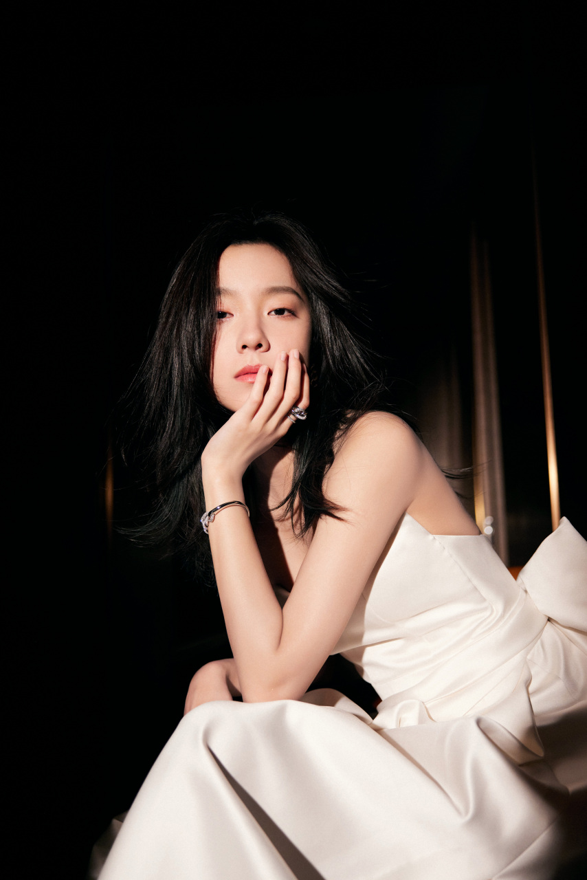 庄达菲身穿白色长裙礼服,时尚靓丽