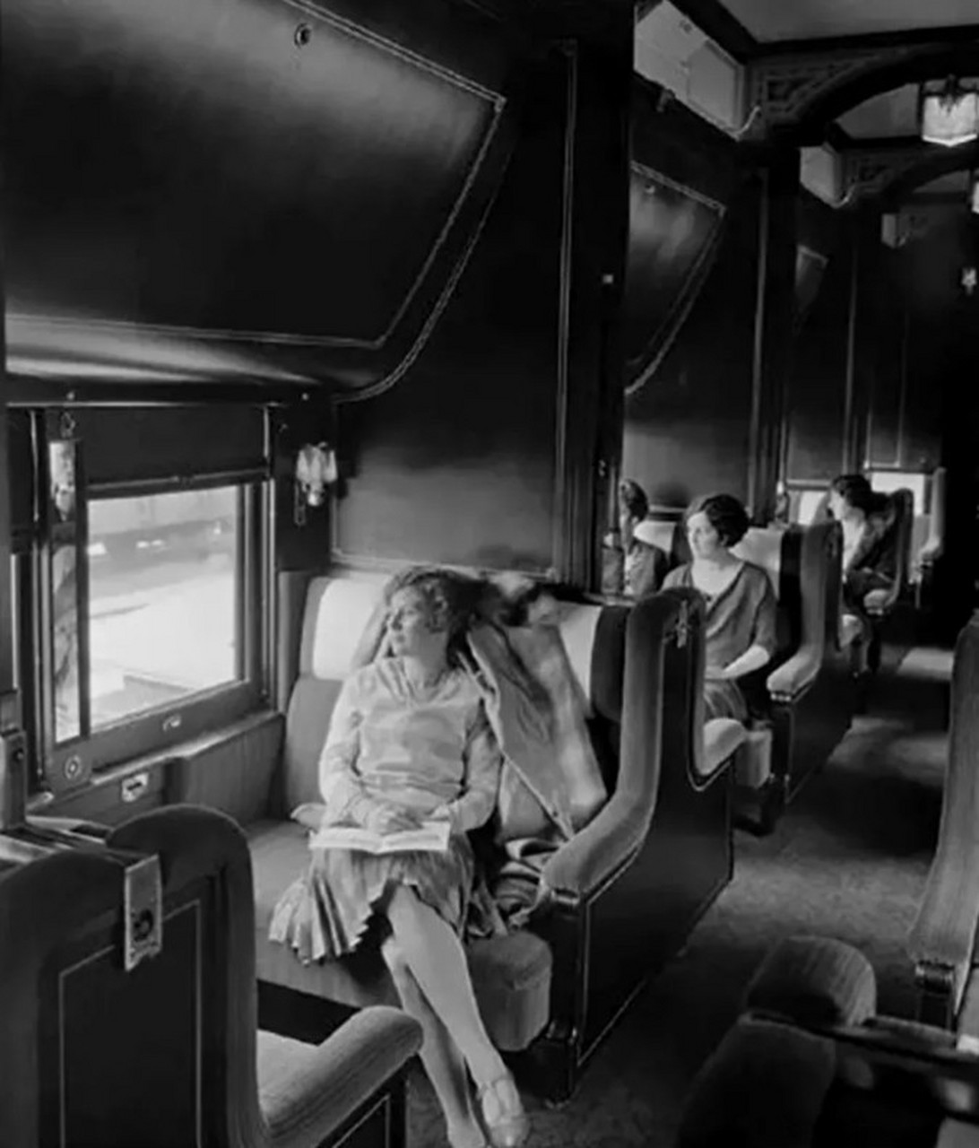 1929年,美国火车的头等车厢,和日本现在的高铁车厢类似.