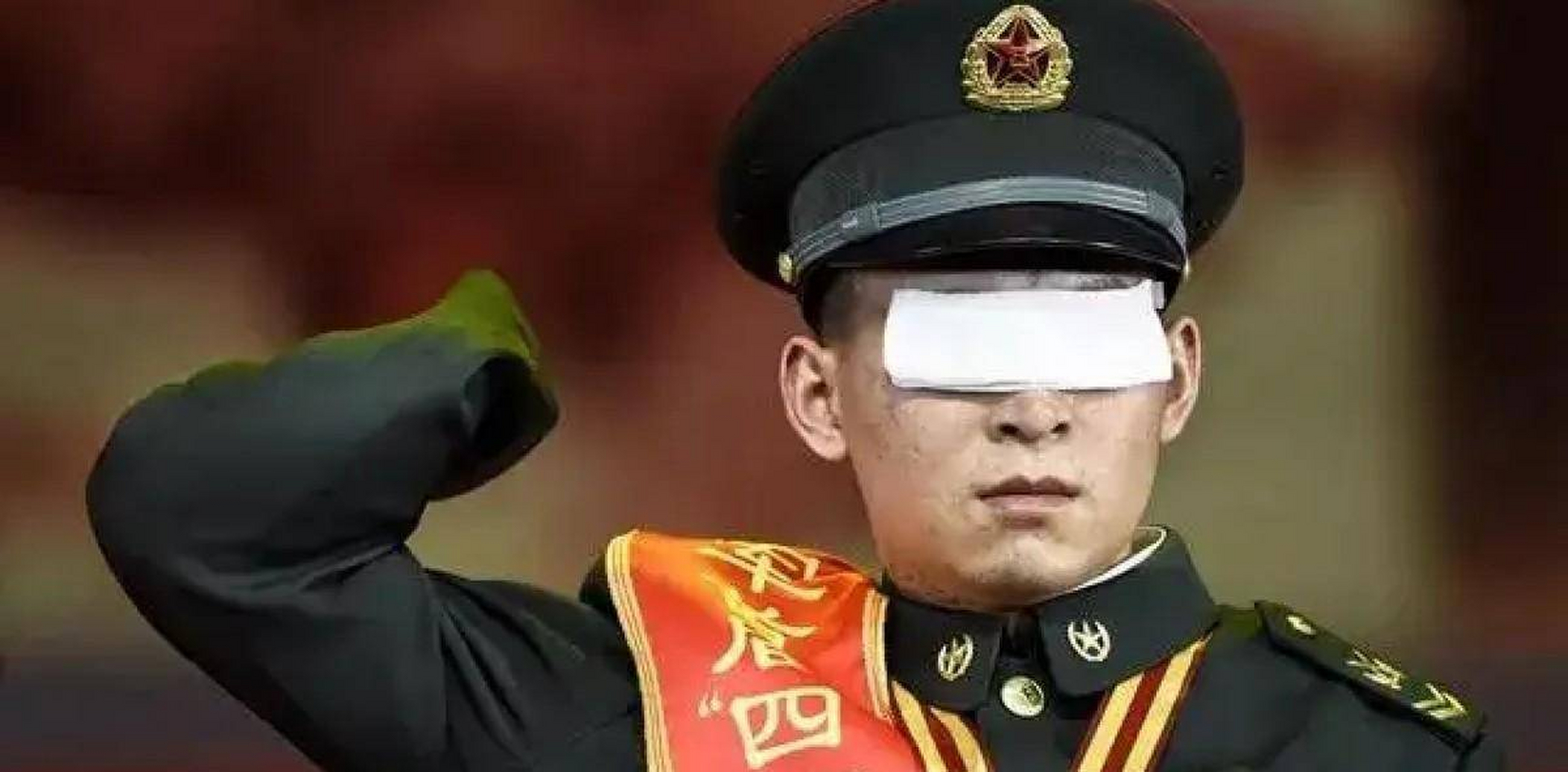 照片中失去双手与双眼的英雄名叫杜富国,他是一位无所畏惧的排雷英雄.