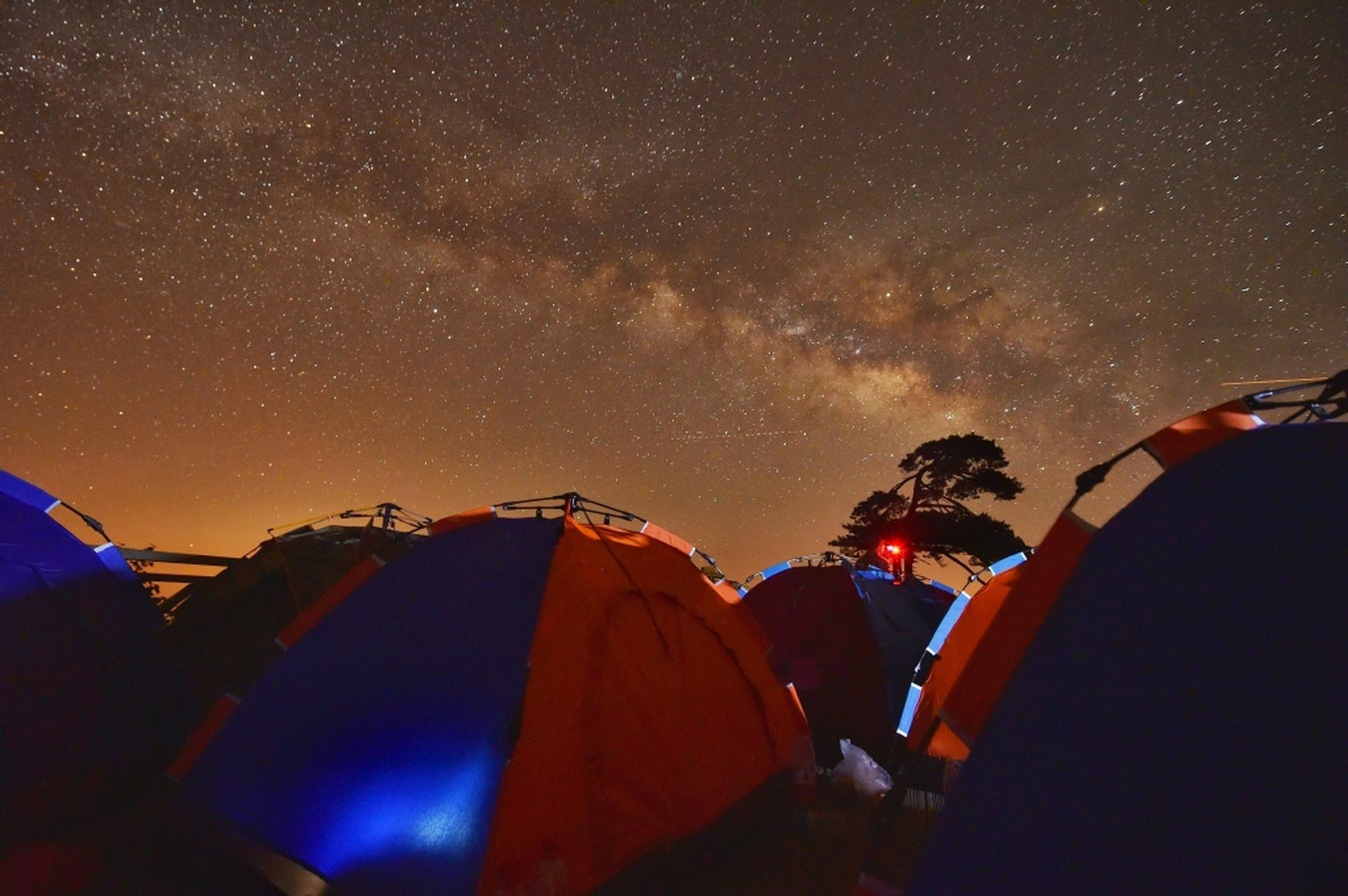 三清山是拍银河的最佳地之一,来三清山露营帐篷吧,绝对是一件非常奇妙
