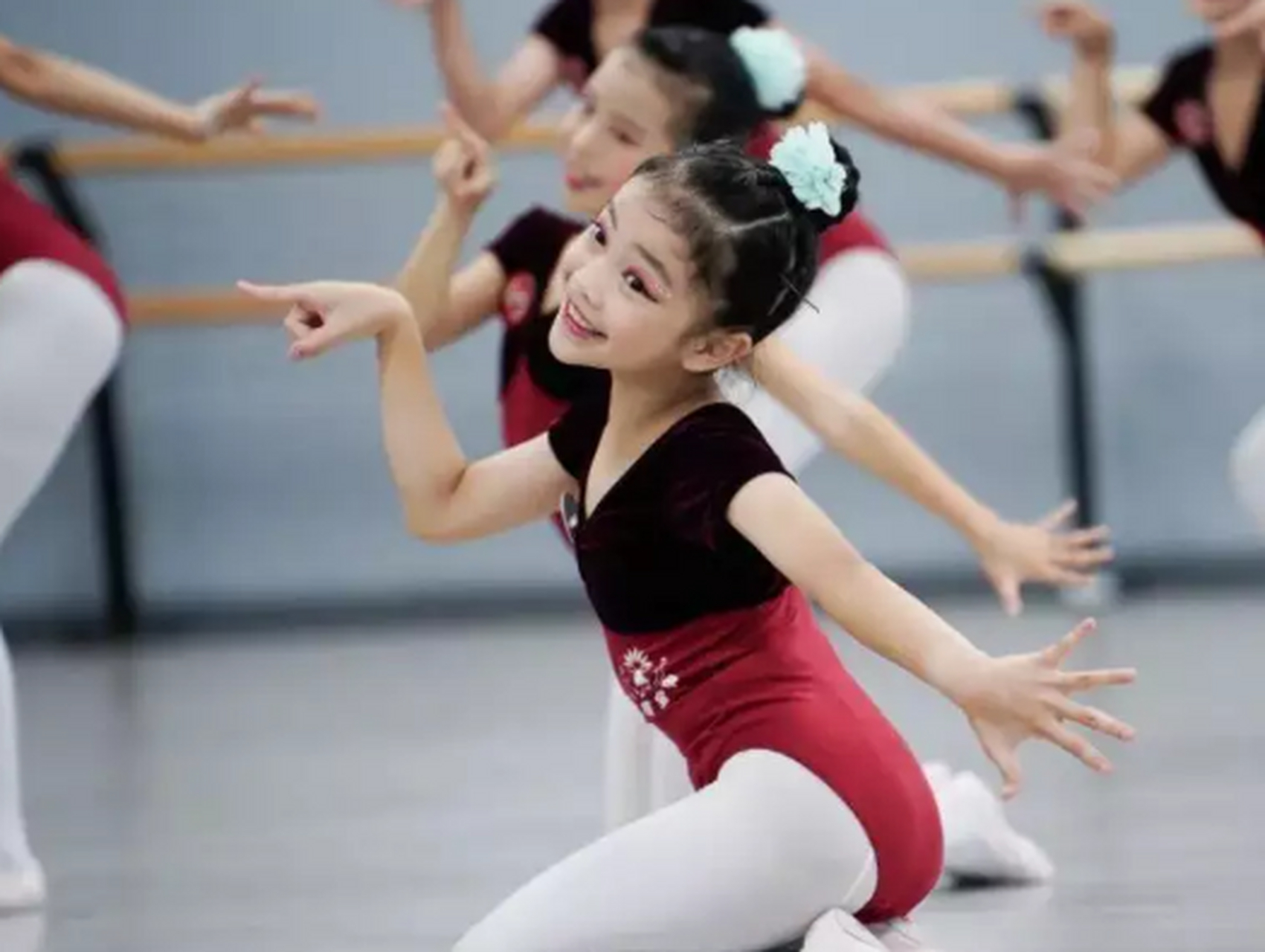 女孩跳舞视频走红,穿着性感动作大胆,网友:小学生扮熟女擦边?